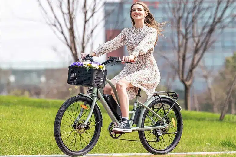 Une femme fait du vélo.