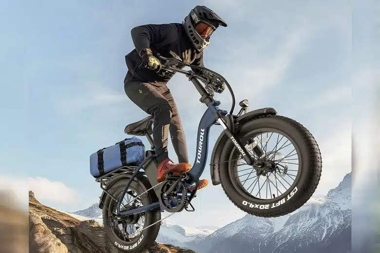 Un homme fait du vélo électrique hors des sentiers battus.