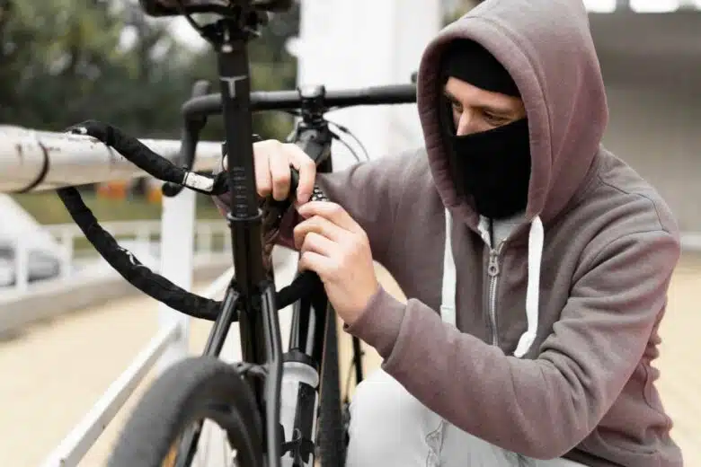 Un homme tente de voler un vélo.