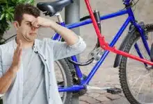 Une personne coupe un antivol de vélo avec un coupe-boulons.