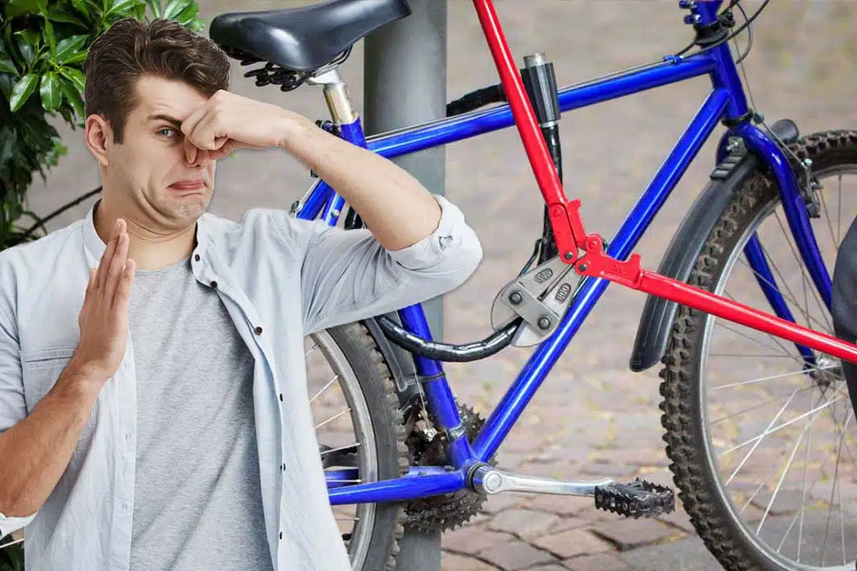 Une personne coupe un antivol de vélo avec un coupe-boulons.