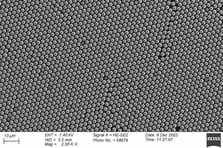 Vue microscopique des billes du nanogénérateur triboélectrique (TENG).