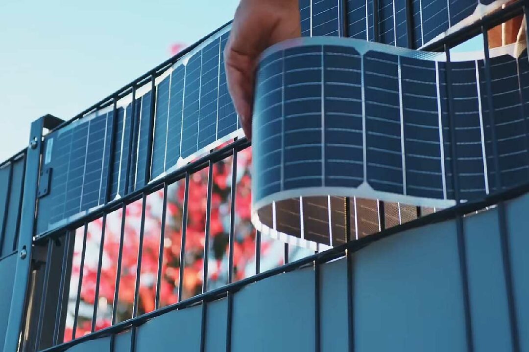 L'invention d'un système photovoltaïque bifacial vertical pour les clôtures de jardin.