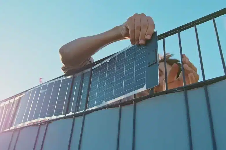 Un module PV bifacial et flexible qui s'insère dans la clôture au lieu d'un brise-vue.