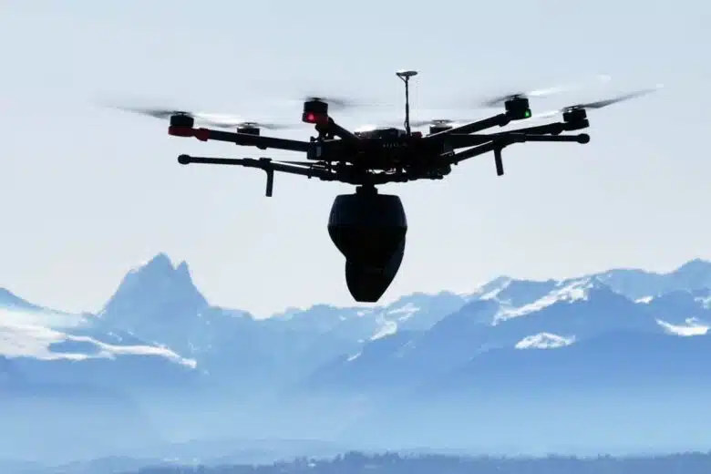 Un drone transportant une urne funéraire.