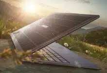 Un ordinateur portable équipé d'un panneau solaire.