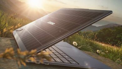 Un ordinateur portable équipé d'un panneau solaire.