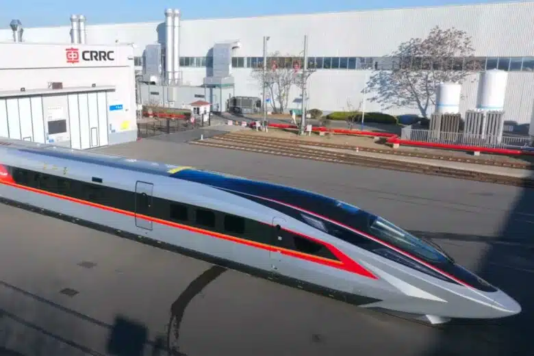 Un train à grande vitesse sortant des ateliers de fabrication Chinois.