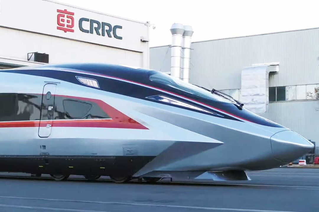 Le train CR450AF sortant des ateliers de fabrication de CRRC.