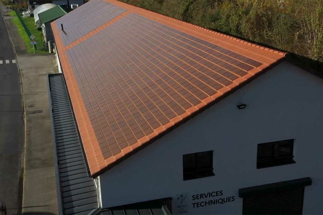 Une toiture en tuiles photovoltaïques.