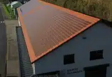 Une toiture en tuiles photovoltaïques.