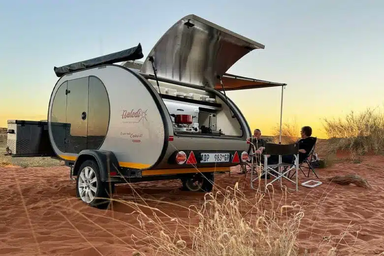 Une caravane avec le compartiment cuisine ouvert.