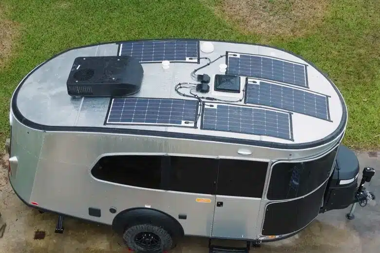 Une caravane dotée de panneaux solaires et d'une batterie.