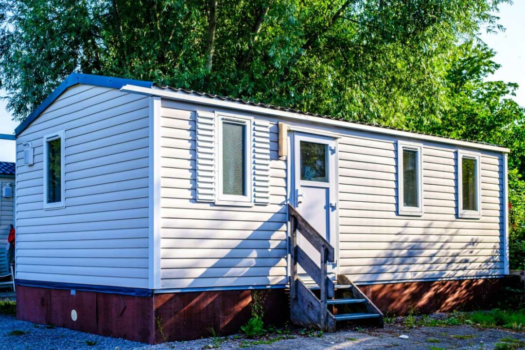 Un mobil-home sur un terrain de camping.