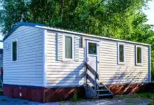 Un mobil-home sur un terrain de camping.