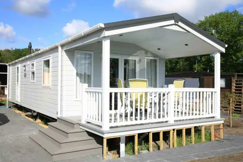 Un mobil-home avec une terrasse.