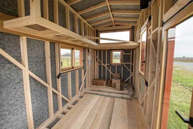 Un intérieur de tiny house ou tout reste à faire.