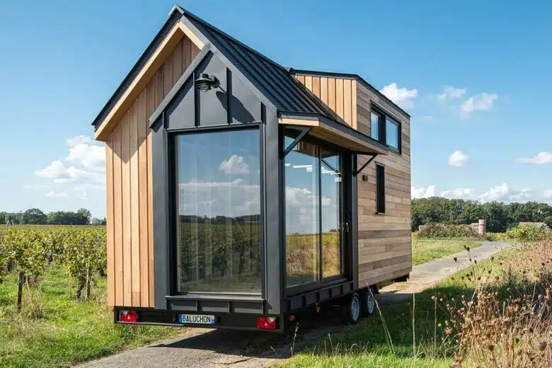 Une tiny house avec une grande baie vitrée.