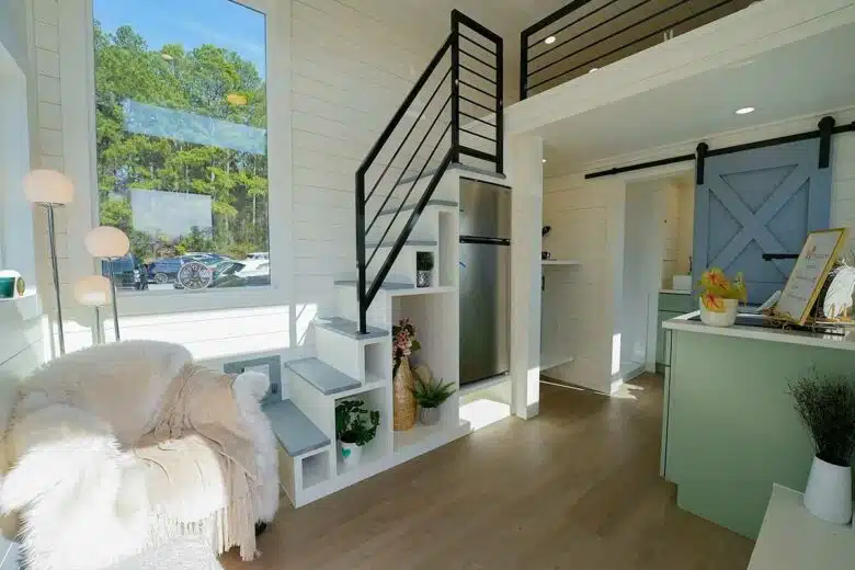 L'intérieur de la tiny house avec son escalier disposant de rangements.