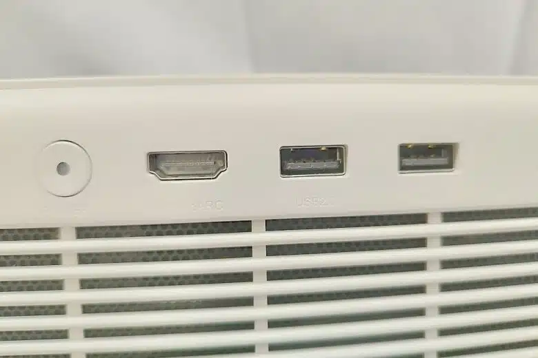 Connectique du XGIMI Horizon Pro : HDMI et ports USB.