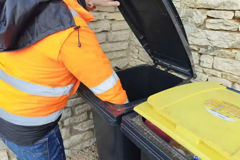 Des agents de ramassage vérifient vos poubelles.