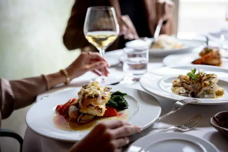 Un repas au restaurant.