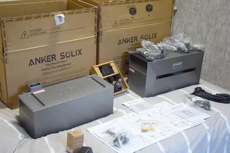 Déballage du kit solaire Anker Solix : un véritable arsenal énergétique prêt à l'installation.