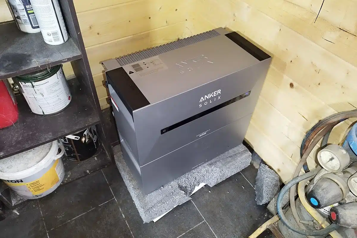 Installation de la Solarbank Anker Solix dans mon abri de jardin, bien protégée et sécurisée.