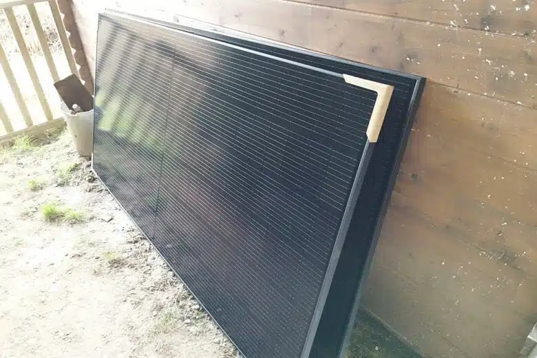 Les panneaux solaires Anker Solix installés sous abri avant leur fixation définitive.