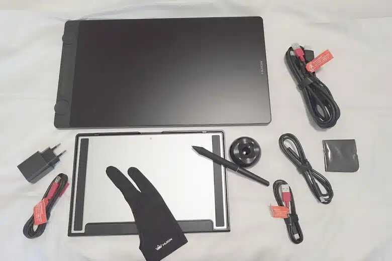 Unboxing de la tablette graphique HUION Kamvas 16 Gen 3 avec ses accessoires complets.