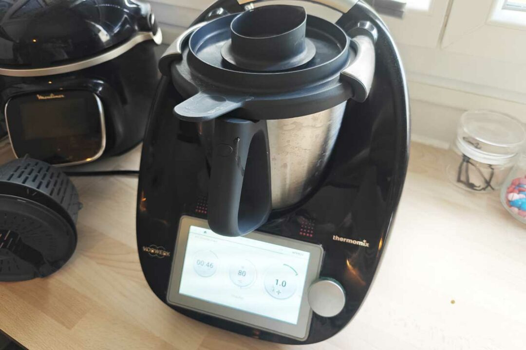 Un Thermomix dans une cuisine.