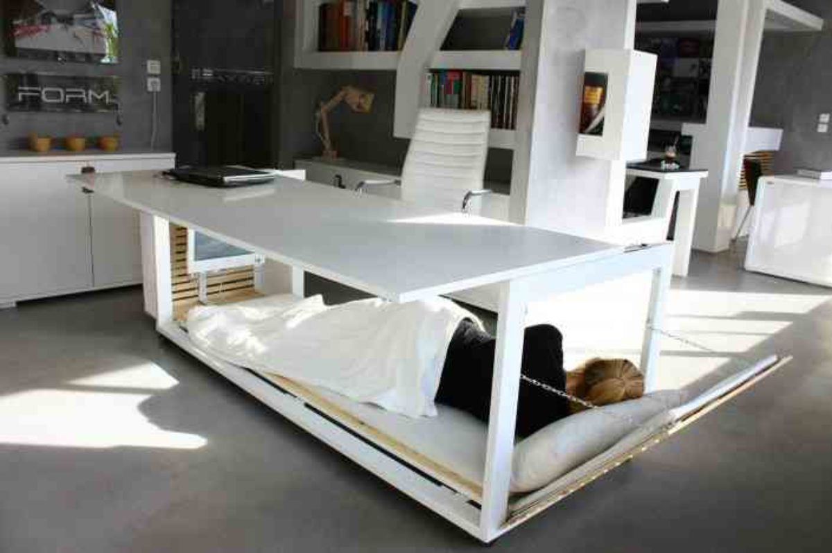 Ce lit design en bois intègre un bureau pour travailler assis et allongé