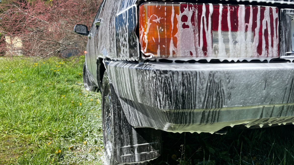Peut-on laver sa voiture sous la pluie ?