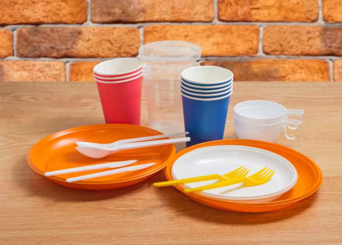 Plastique : un décret adapte les interdictions visant la vaisselle jetable